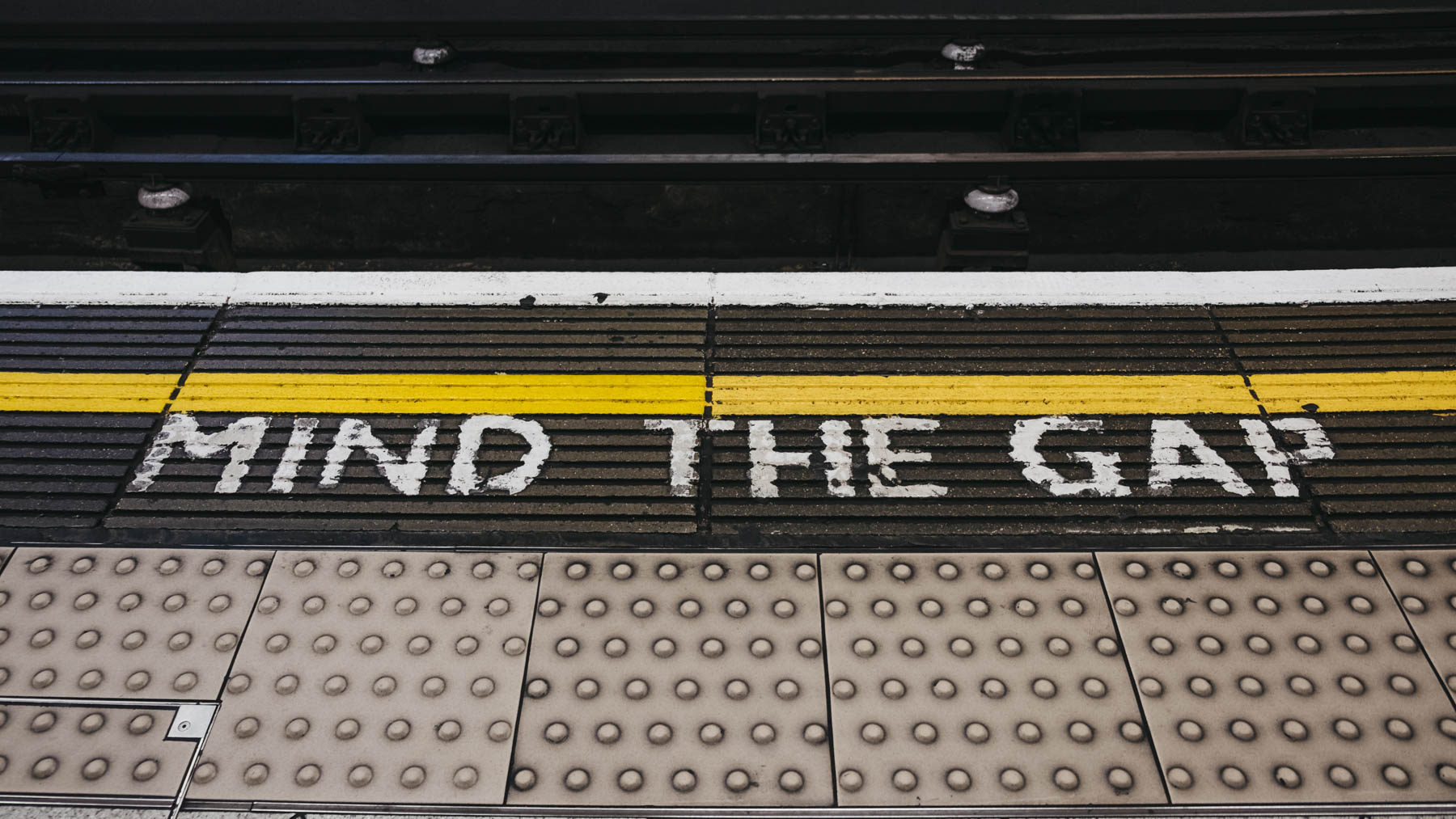 μετρό Λονδίνου, please mind the gap